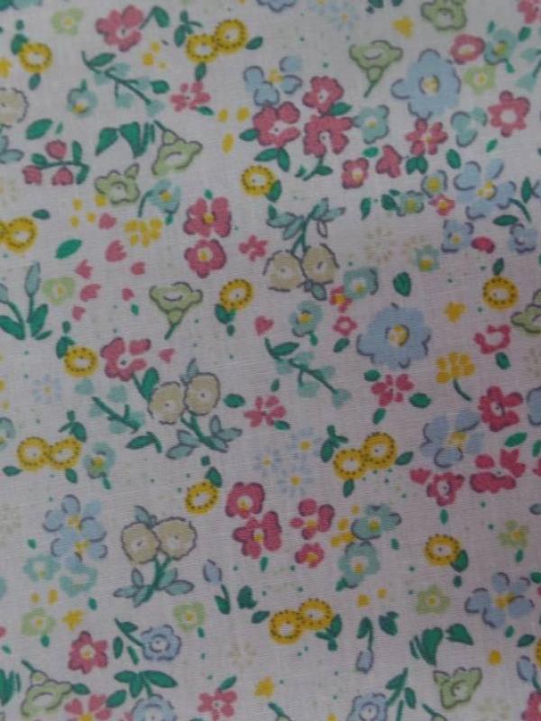 Coton popeline blanche imprime liberty fleurs ton bleu vert et jaune
