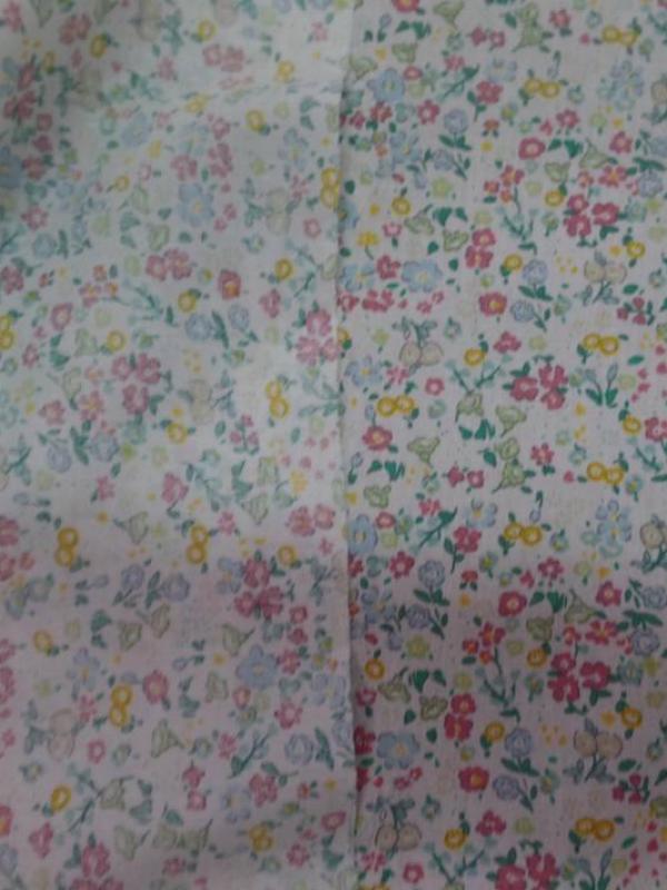 Coton popeline blanche imprime liberty fleurs ton bleu vert et jaune