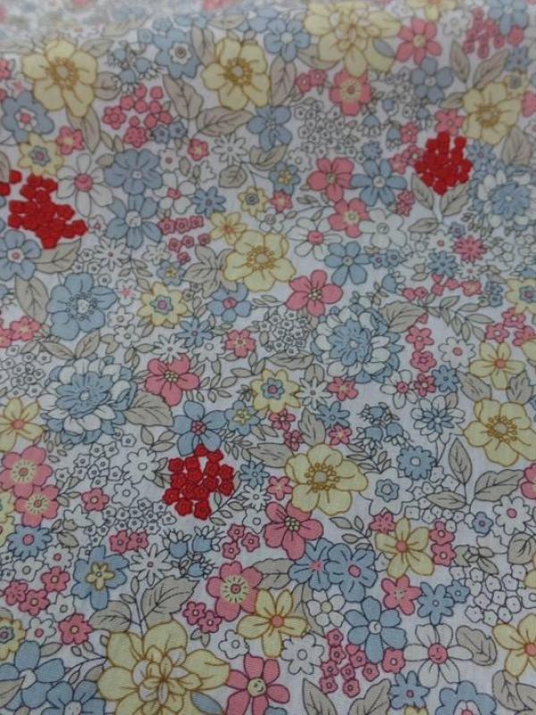 Coton popeline blanche imprimé liberty fleurs ton gris,jaune;rose et rouge