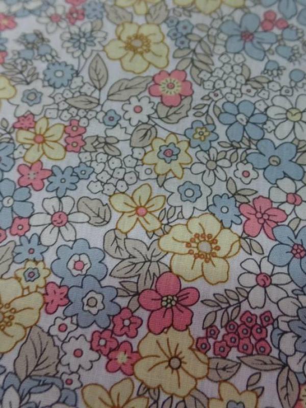 Coton popeline blanche imprimé liberty fleurs ton gris,jaune;rose et rouge