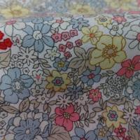 Coton popeline blanche imprimé liberty fleurs ton gris,jaune;rose et rouge