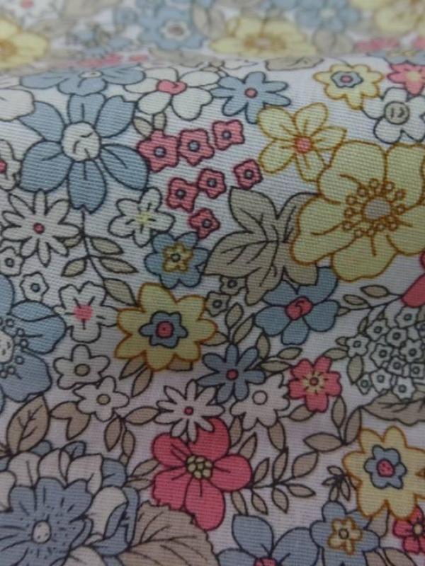 Coton popeline blanche imprimé liberty fleurs ton gris,jaune;rose et rouge
