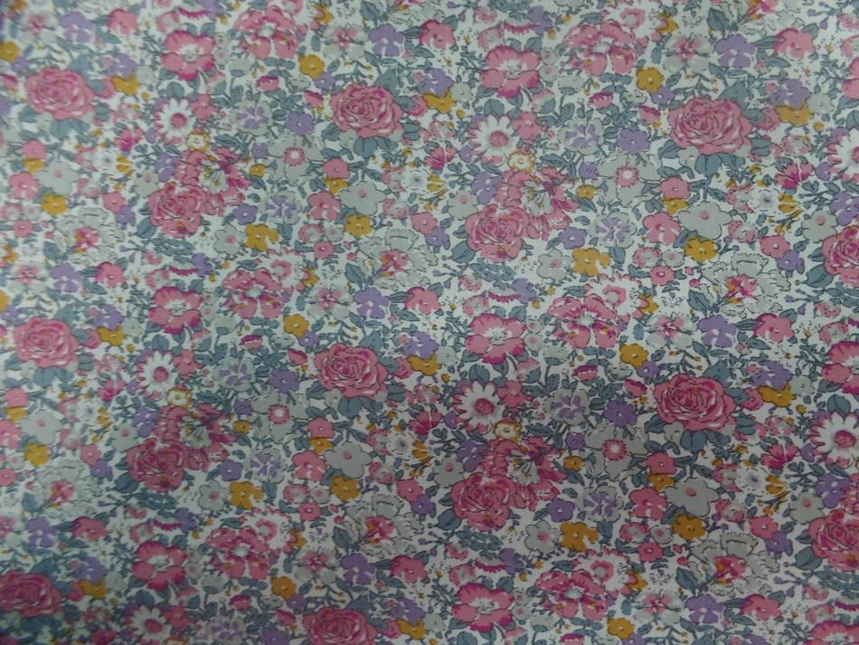 Coton popeline blanche imprime liberty fleurs ton rose 1
