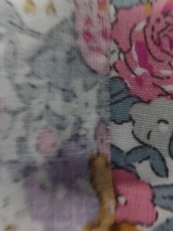 Coton popeline blanche imprime liberty fleurs ton rose