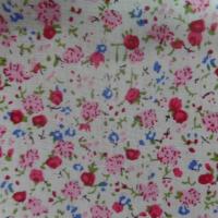 Coton popeline blanche imprime liberty fleurs ton rouge rose et vert