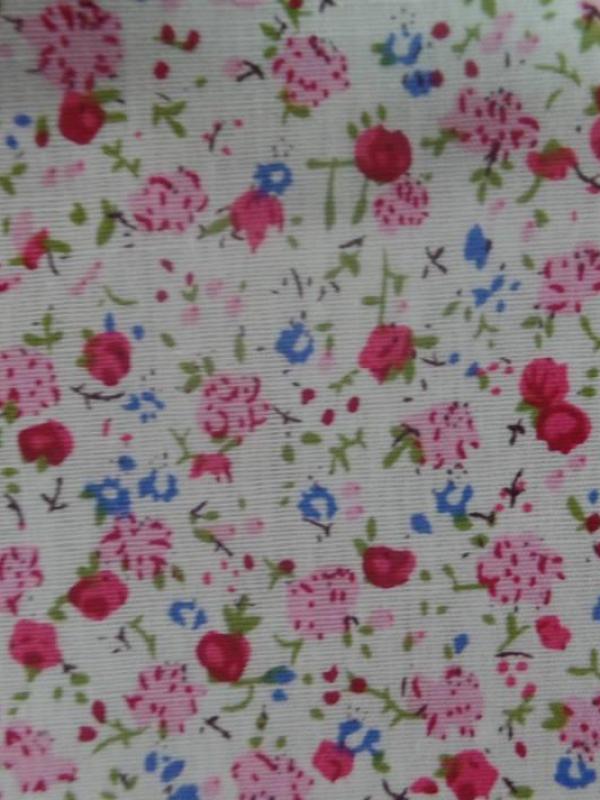 Coton popeline blanche imprime liberty fleurs ton rouge rose et vert