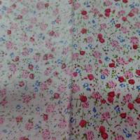 Coton popeline blanche imprime liberty fleurs ton rouge rose et vert