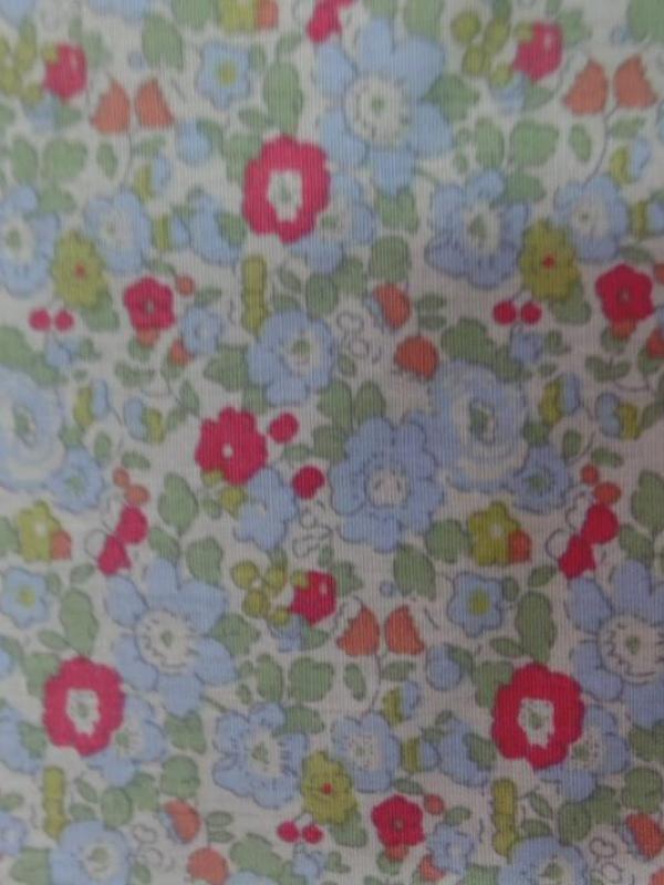 tissu coton 10%  popeline blanche imprimé liberty fleurs ton rouge,vert et bleu