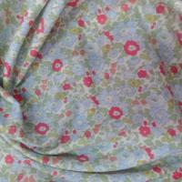 tissu coton 10%  popeline blanche imprimé liberty fleurs ton rouge,vert et bleu
