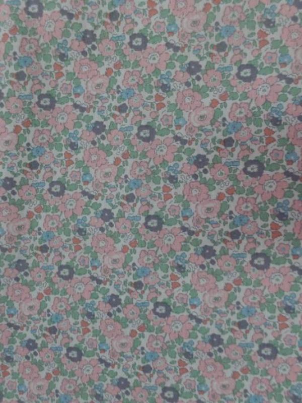 Coton popeline blanche imprime liberty fleurs ton saumon et vert