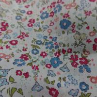 vente de Coton popeline blanche imprimé style liberty fleurs rouge , vert et bleu en ligne