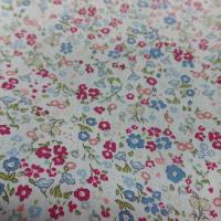 vente de Coton popeline blanche imprimé style liberty fleurs rouge , vert et bleu pas cher