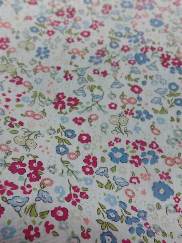 vente de Coton popeline blanche imprimé style liberty fleurs rouge , vert et bleu pas cher