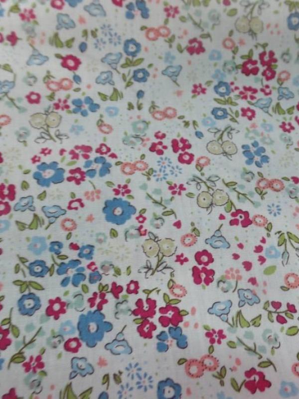 vente de Coton popeline blanche imprimé style liberty fleurs rouge , vert et bleu pas cher