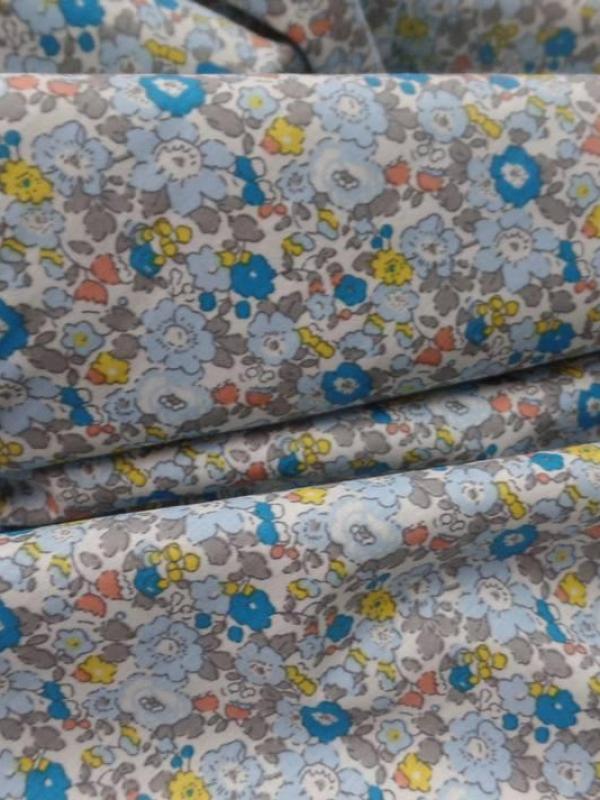 Coton popeline blanche imprime style liberty fleurs bleu jaune taupe