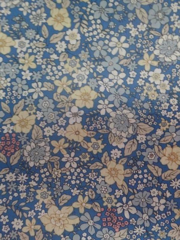 Coton popeline bleu imprime liberty fleurs ton jaune blanc et gris