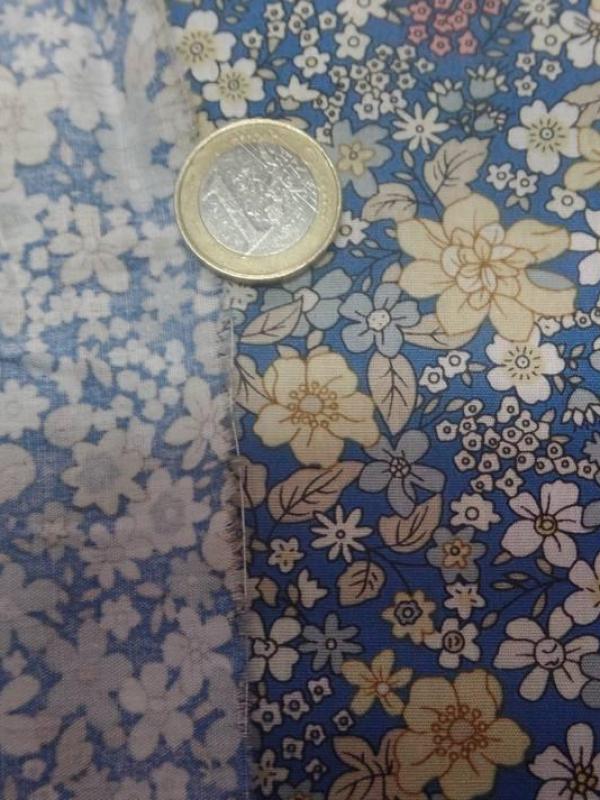 Coton popeline bleu imprime liberty fleurs ton jaune blanc et gris