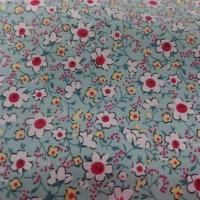 Coton popeline bleu lagon imprime liberty fleurs ton blanc et rouge