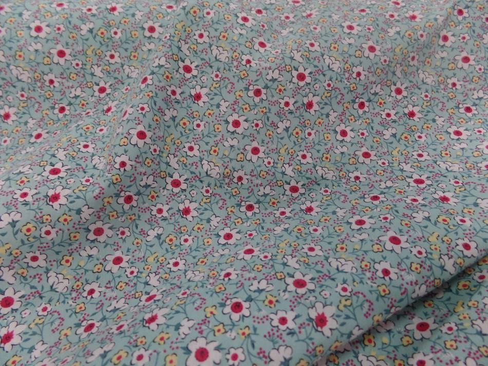 Coton popeline bleu lagon imprimé liberty fleurs ton blanc et rouge