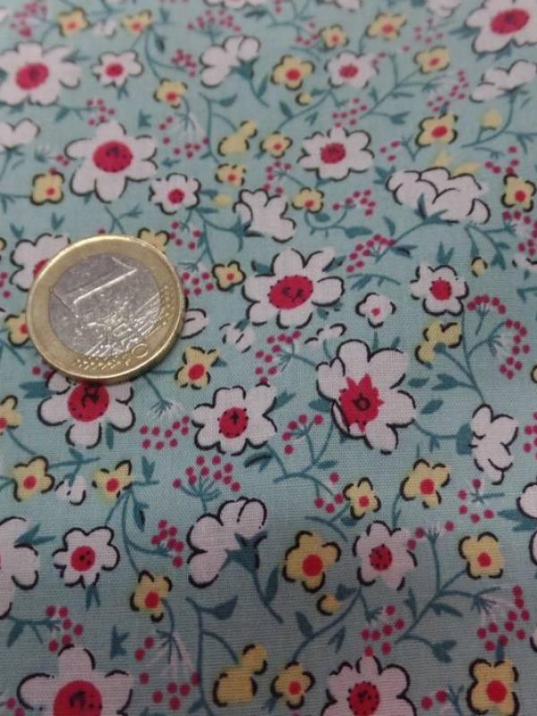 Coton popeline bleu lagon imprimé liberty fleurs ton blanc et rouge