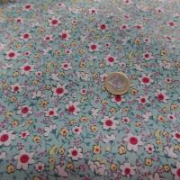 Coton popeline bleu lagon imprimé liberty fleurs ton blanc et rouge