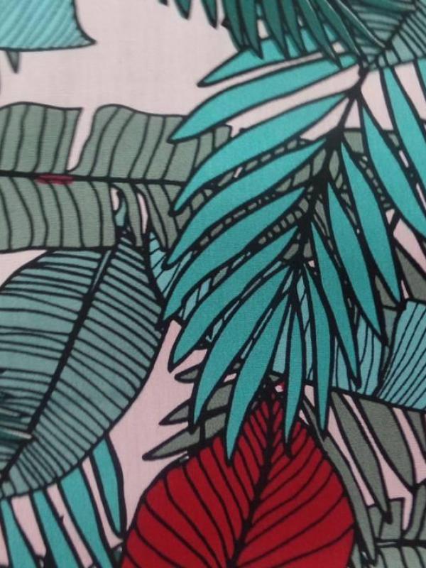 Coton popeline rose clair imprimé feuillages ton bleu et bordeaux