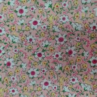 Coton popeline rose saumon imprime liberty fleurs ton blanc vert et rouge