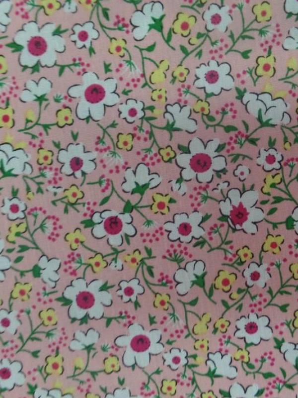 Coton popeline rose saumon imprime liberty fleurs ton blanc vert et rouge