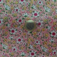 Coton popeline rose saumon imprimé liberty fleurs ton blanc ,vert et rouge