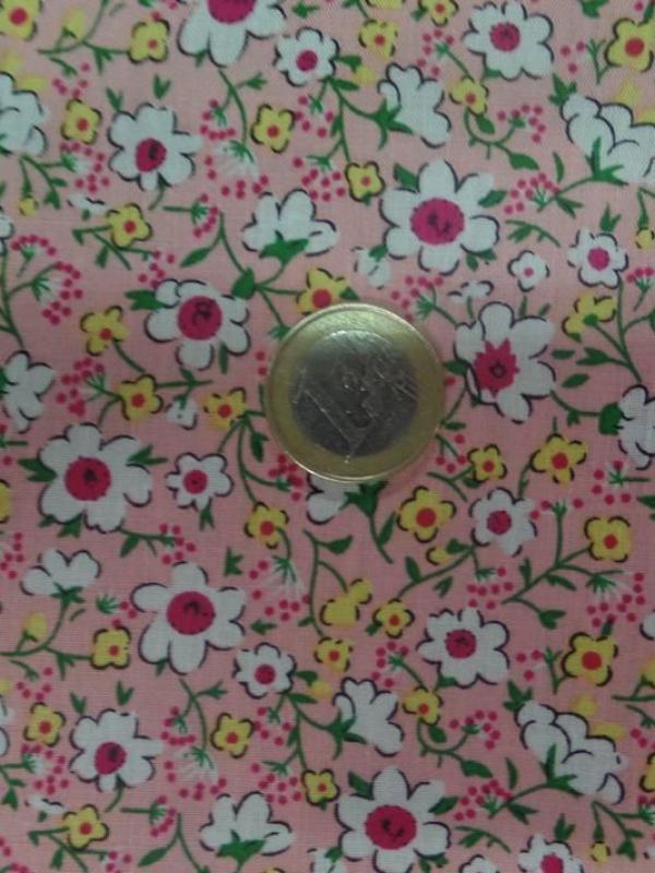 Coton popeline rose saumon imprime liberty fleurs ton blanc vert et rouge