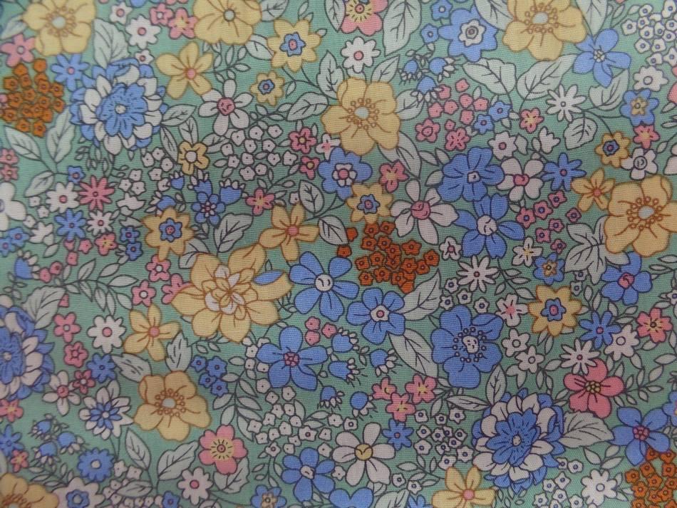 Coton popeline verte imprimé liberty fleurs ton bleu ,rose ,jaune