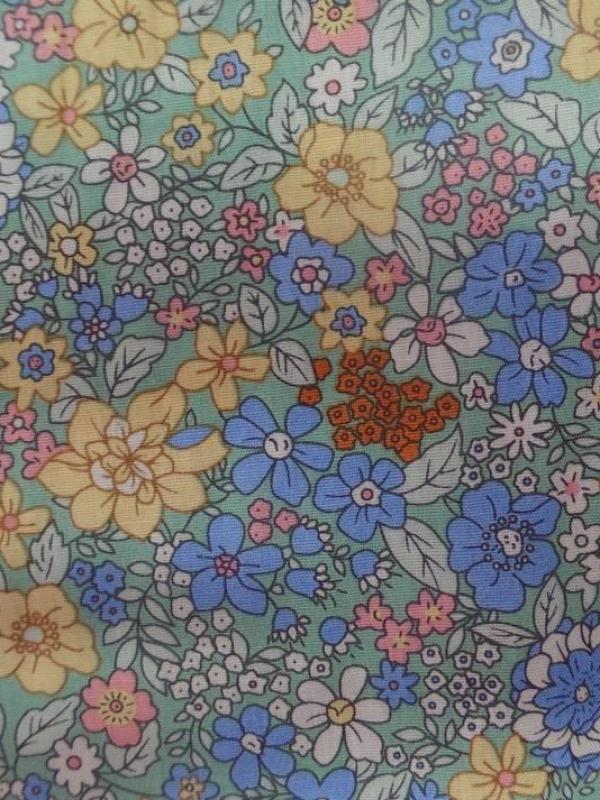 Coton popeline verte imprime liberty fleurs ton bleu rose jaune4