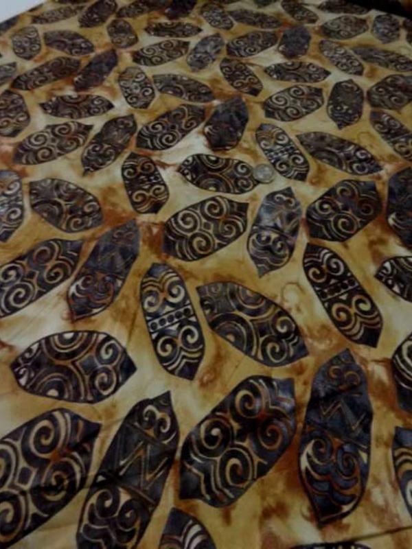 Coupon de batik motif masque africain ton beige marron 1 60m
