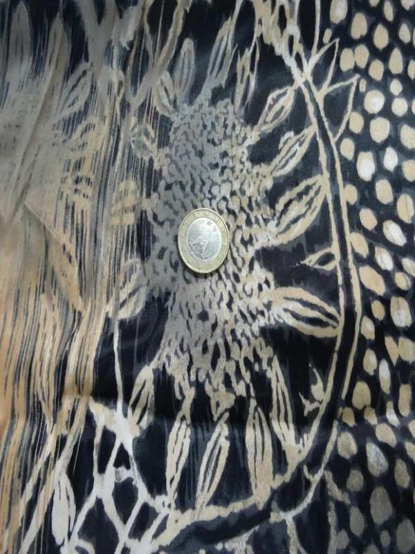Coupon de beau satin noir imprime beige blanc casse et taupe 2m