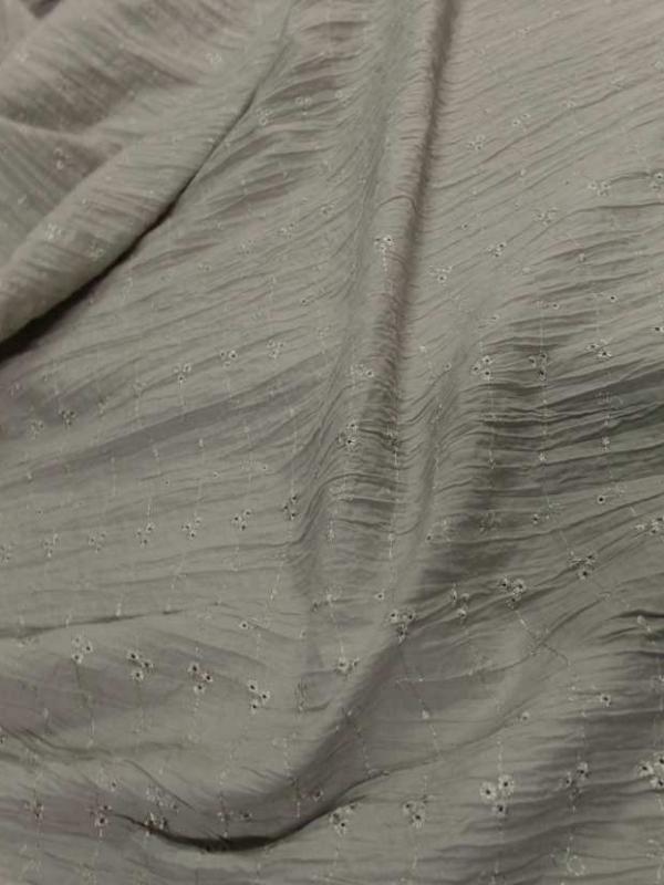 Coupon de coton plisse broderie anglaise vert tilleul 1 20m