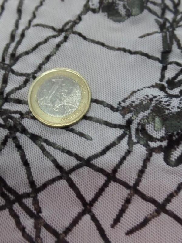 Coupon de resille blanche faconne noire 2 20m sur 1 30m01