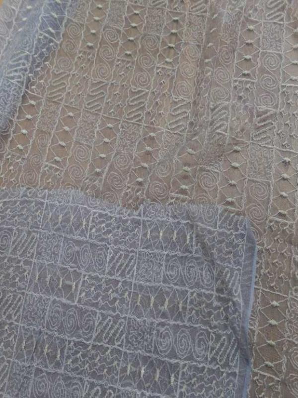 Coupon de resille gris clair brode jaune dore