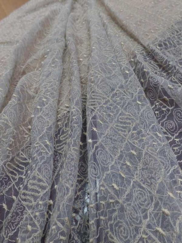 Coupon de resille gris clair brode jaune dore