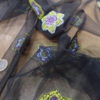Coupon de tissu résille noire brodé fleurs