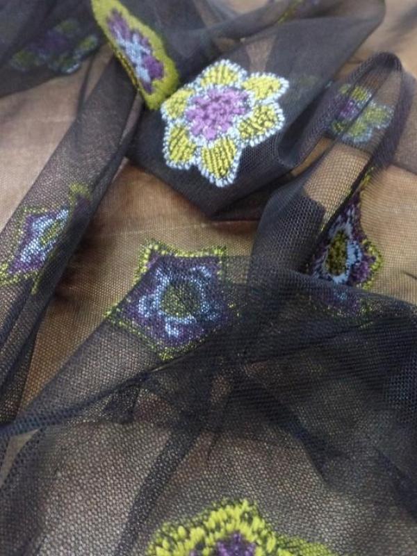 Coupon de résille noire brodé fleurs