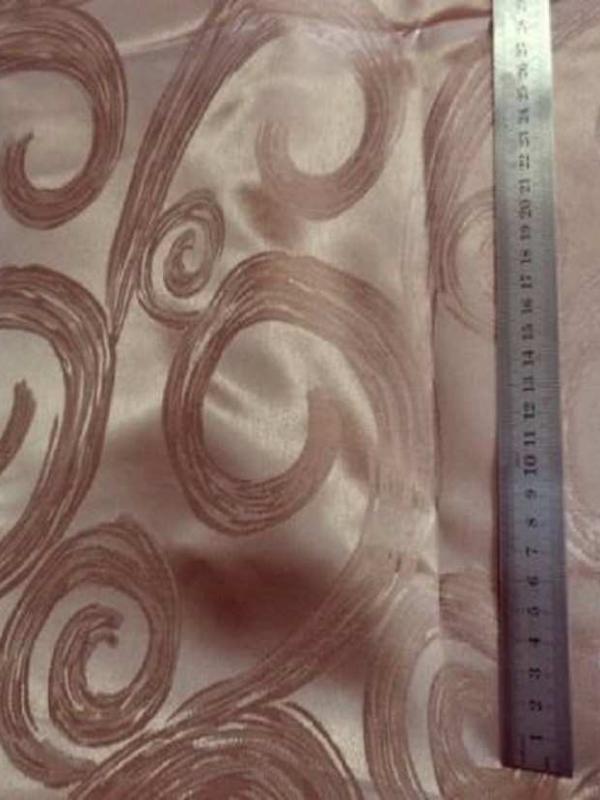 Coupon de satin beige rose faconne 1 45m
