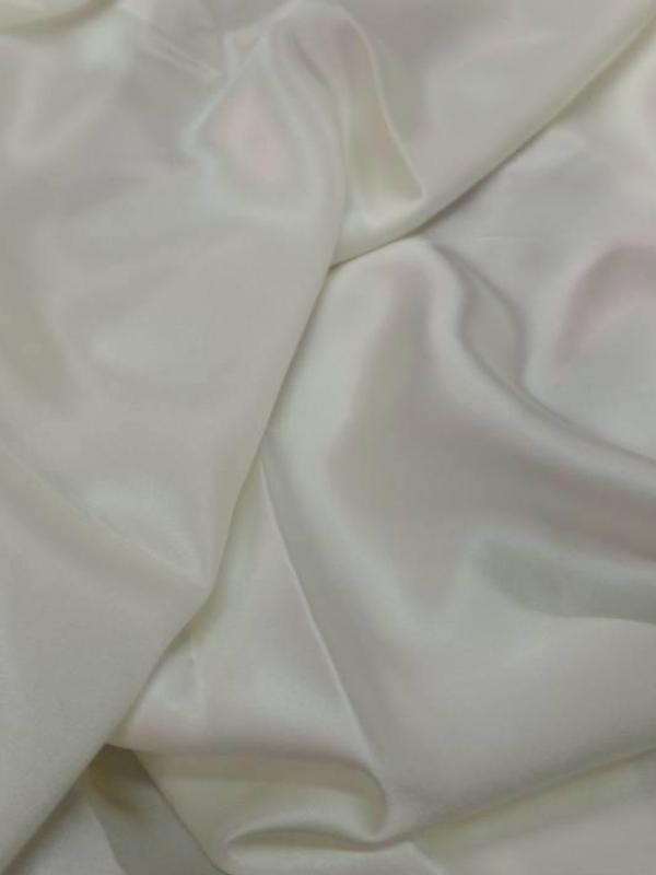 Coupon de satin de soie blanc casse 070m5