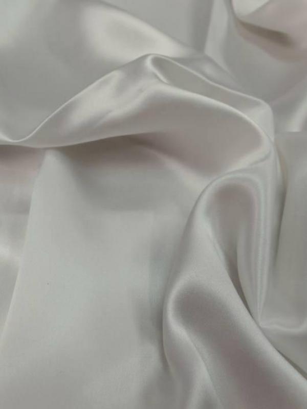Coupon de satin de soie blanc casse 070m5