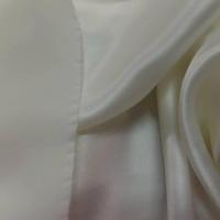 Coupon de satin de soie blanc casse 070m9