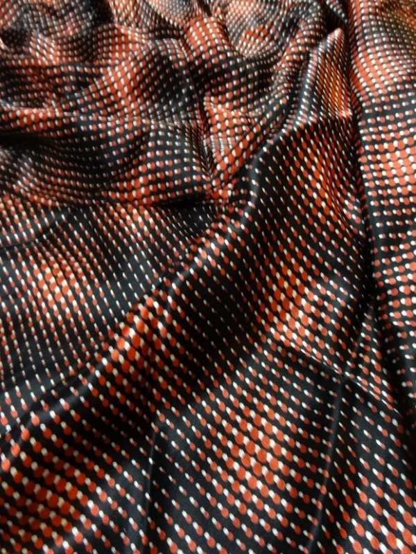 Coupon de satin viscose noir imprime rouge 1 40m