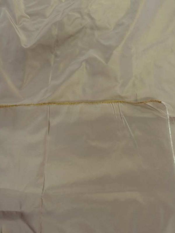 Coupon de taffetas tisse fils jaune dore et blanc 1 10m7