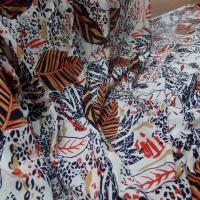 Coupon de viscose blanc casse imprime feuilles noir et ton de terre 2 15m