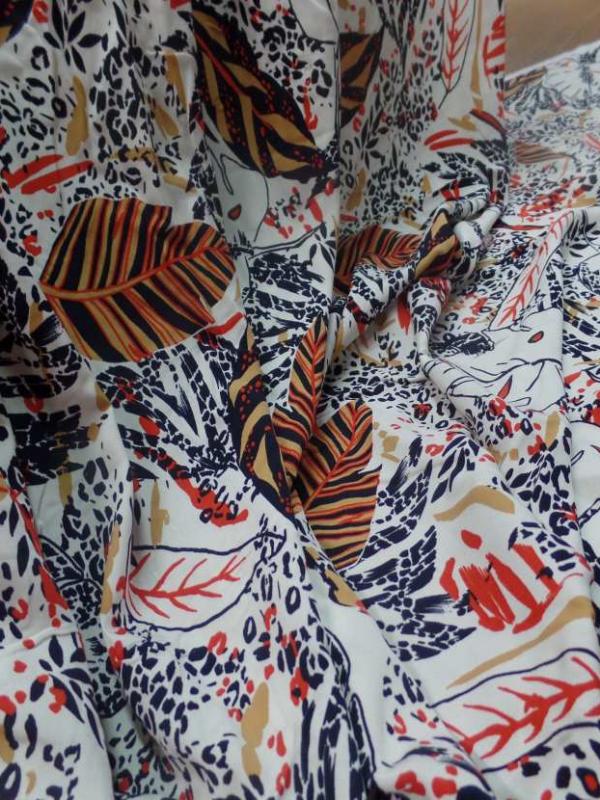 Coupon de viscose blanc casse imprime feuilles noir et ton de terre 2 15m