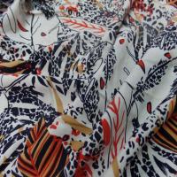 Coupon de viscose blanc casse imprime feuilles noir et ton de terre 2 15m4