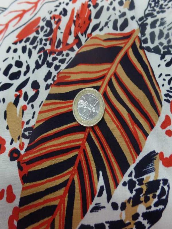 Coupon de viscose blanc casse imprime feuilles noir et ton de terre 2 15m